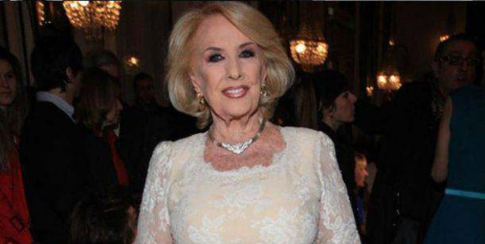 Mirtha Legrand conducir sentada