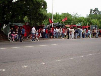 Dos mujeres muertas tras ser arrolladas por un cami�n frente al predio del Gaucho Gil