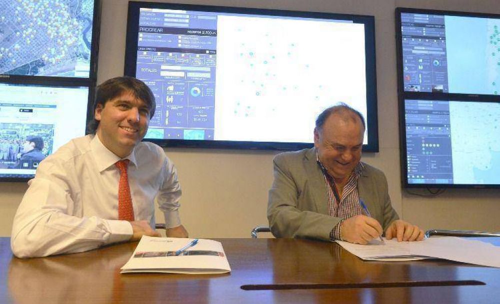 Bossio firm un acuerdo con Necochea por la cesin de 308 lotes