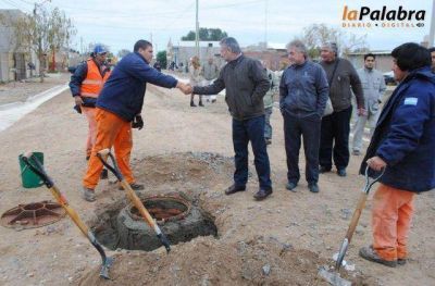 Curetti recorri� la obra de pavimentaci�n de la calle Sor Vallese