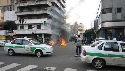 Apu�alaron a un chofer y los taxistas cortaron la calle