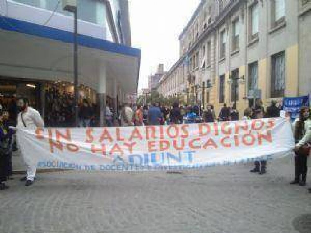 Docentes de la UNT realizan una volanteada en la peatonal