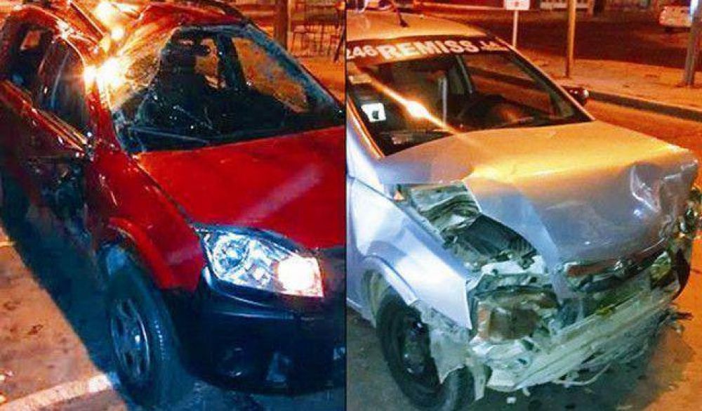 Violento choque entre un remis y una camioneta que qued� volcada