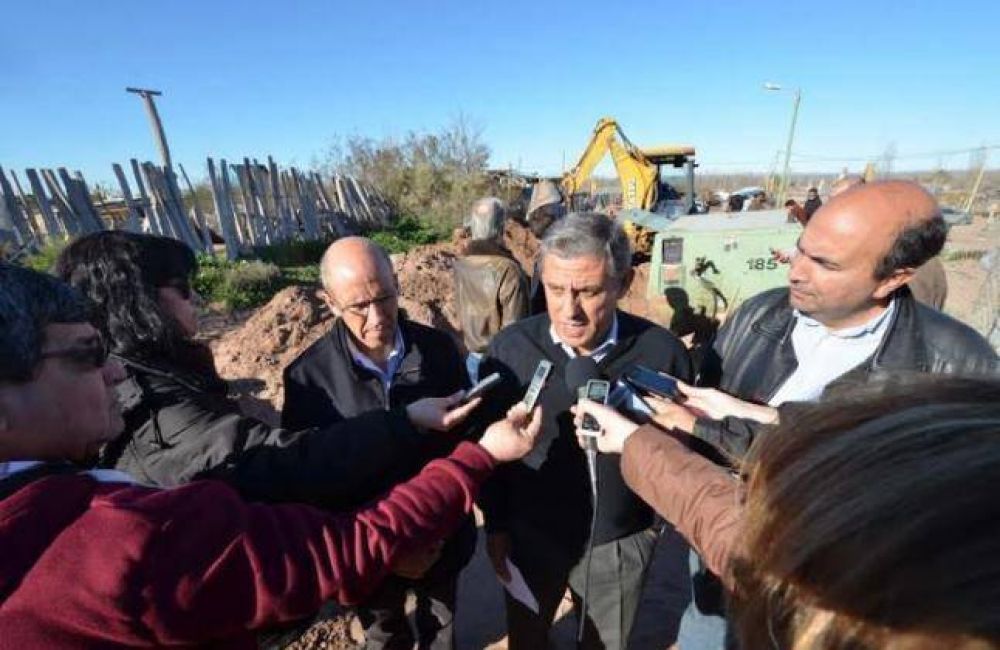 Quiroga recorri� obra de agua en Los Hornos