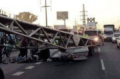 Un herido al chocar un cami�n y un auto en la autopista Panamericana