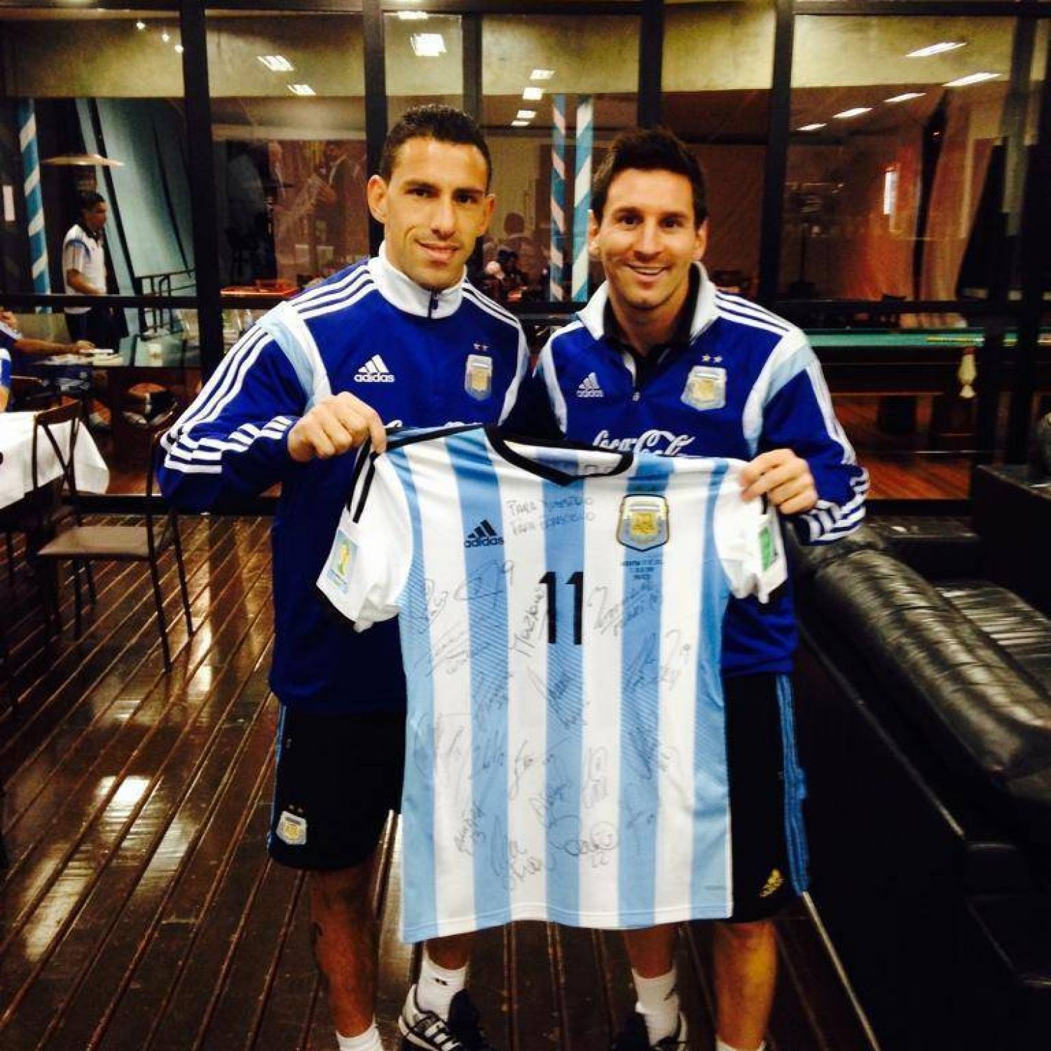 Messi y 'Maxi' Rodríguez mostraron el presente que le enviaron al Papa Francisco