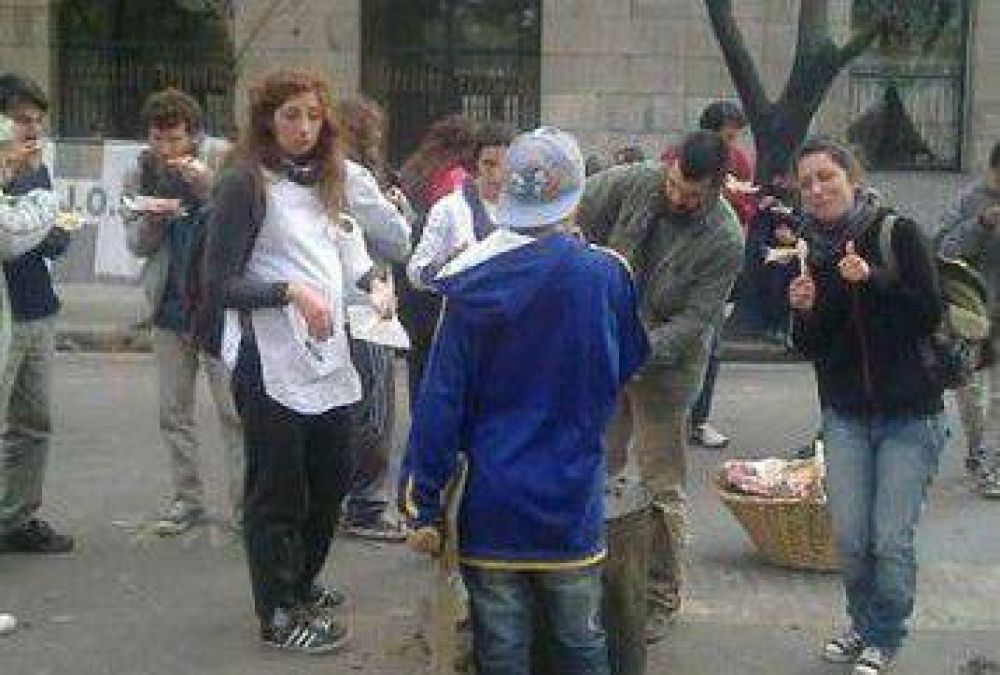 Agrupaci�n docente asegur� que �hay 8 mil chicos que se quedan sin comida� 