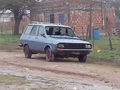 Desmantelan poco a poco un auto que est� abandonado hace d�as