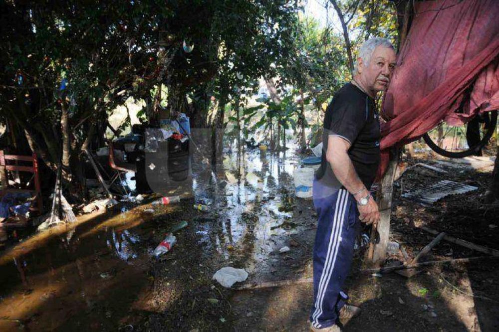Ante el avance del Paran�, se asiste a las familias de la costa