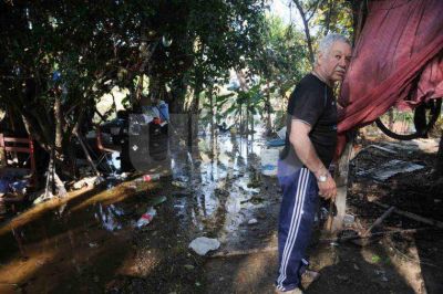 Ante el avance del Paran�, se asiste a las familias de la costa