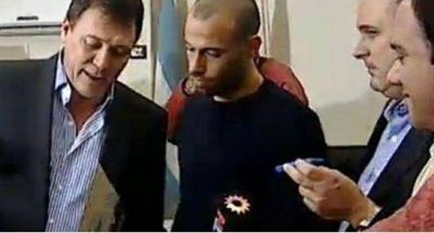 Mascherano lleg� a su ciudad y fue distinguido