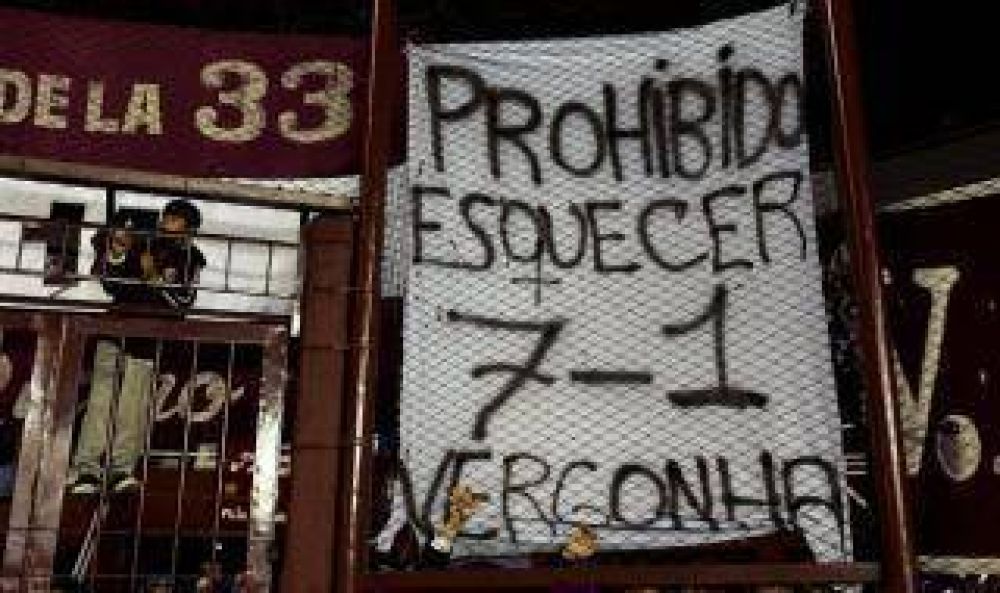 Recopa: Hinchas de Lan�s aprovecharon duelo con Mineiro para recordarle a Brasil el 7 a 1