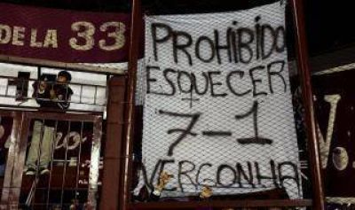 Recopa: Hinchas de Lan�s aprovecharon duelo con Mineiro para recordarle a Brasil el 7 a 1