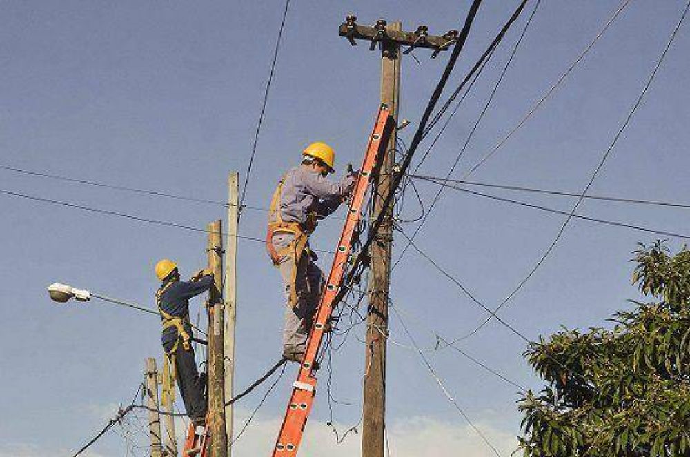 CONTIN�AN LAS TAREAS DE PUESTA A PUNTO DE REDES EL�CTRICAS EN EL BARRIO VILLA ILAZA