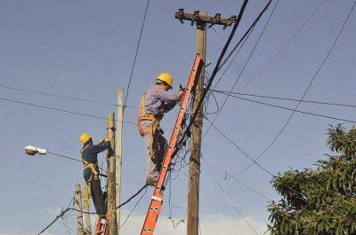 CONTIN�AN LAS TAREAS DE PUESTA A PUNTO DE REDES EL�CTRICAS EN EL BARRIO VILLA ILAZA