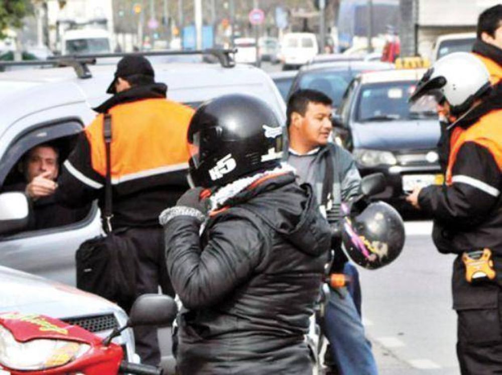 Cierran cinco negocios y remiten 17 veh�culos al corral�n