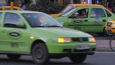 Frenan venta de chapas de taxi y habilitan paradas �verdes�