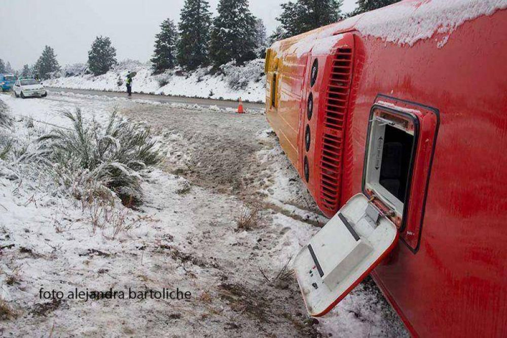 Es grave el estado de salud de la mujer que viajaba en el micro chileno accidentado