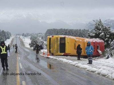 Mujer de 70 a�os grave en vuelco de micro
