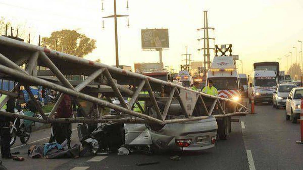 Un cami�n aplast� a un auto en plena Panamericana