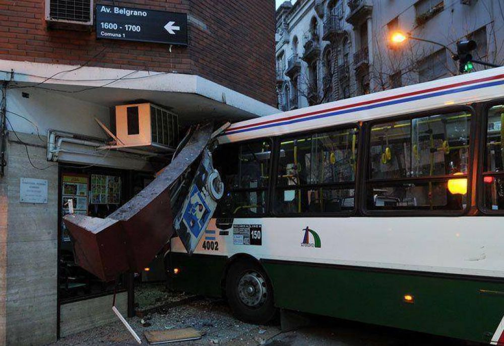 Un colectivo se incrust� en un bar tras chocar con un auto