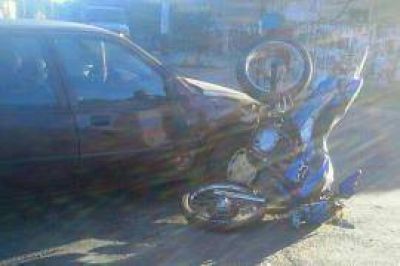 Motociclista qued� debajo de un auto en violento choque