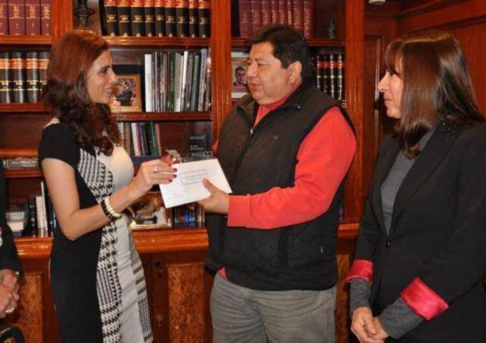 La Gobernadora recibi� a los organizadores de la Marcha de los Bombos