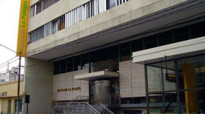 Un empleado del Banco de La Pampa rob� 3 millones de pesos y fug� a Brasil 