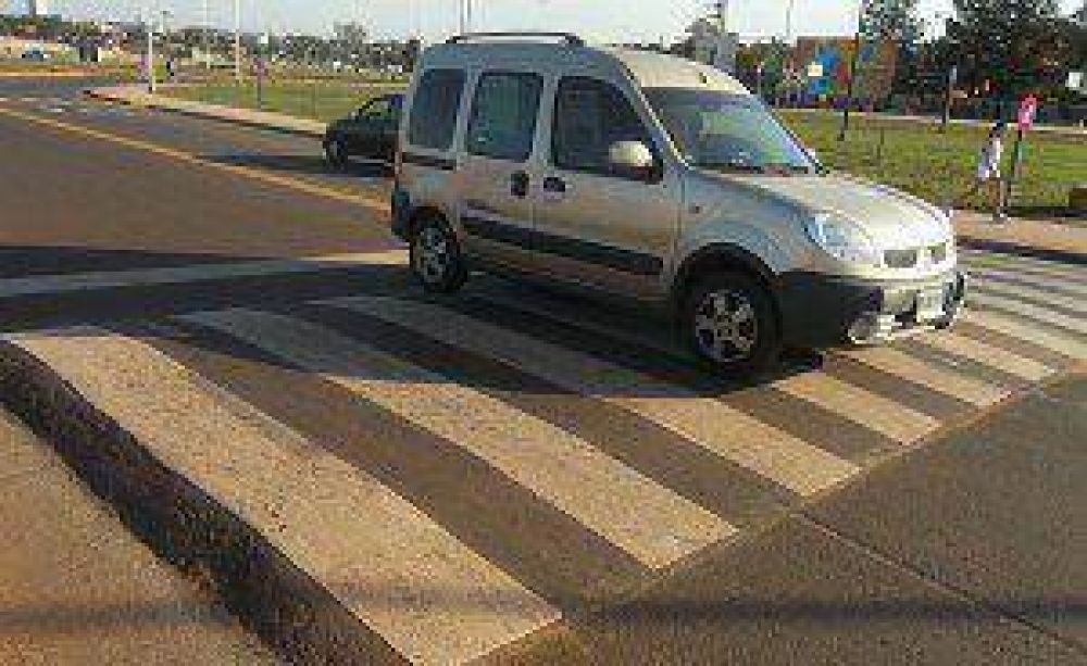 Siguen colocando m�s lomos de burro extra-grandes en la costanera