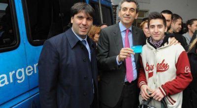 Con trajes de candidatos y anuncios de gesti�n, Randazzo y Bossio pisaron territorio massista