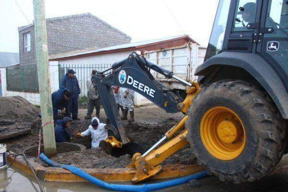 Intensa labor de Obras Sanitarias en c�mara de intersecci�n en Parque Industrial 