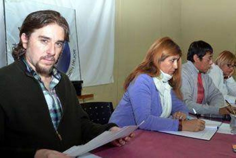 Adosac resolvi� hacer una jornada en defensa de la escuela p�blica adem�s de un paro