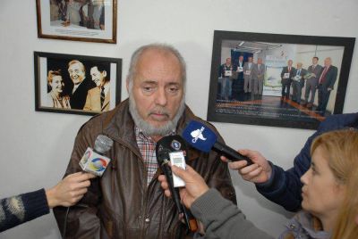 El diputado Regueiro entreg� becas a estudiantes de bajos recursos