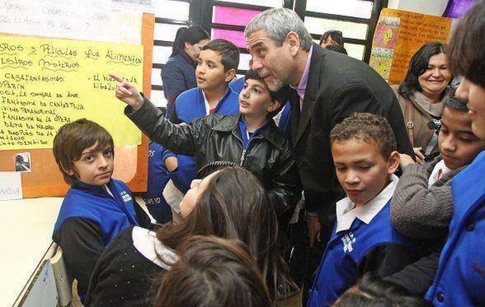 Avellaneda: Ferraresi recorri� la Feria de Ciencias de la EEP N� 7