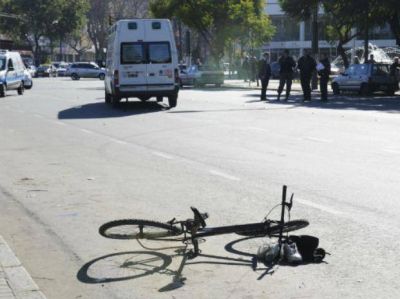 Un ciclista muri� tras ser embestido por una ambulancia del municipio en San Mart�n y Ayolas