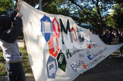 En reclamo del aumento del boleto, un grupo de estudiantes se moviliz� hasta la Municipalidad