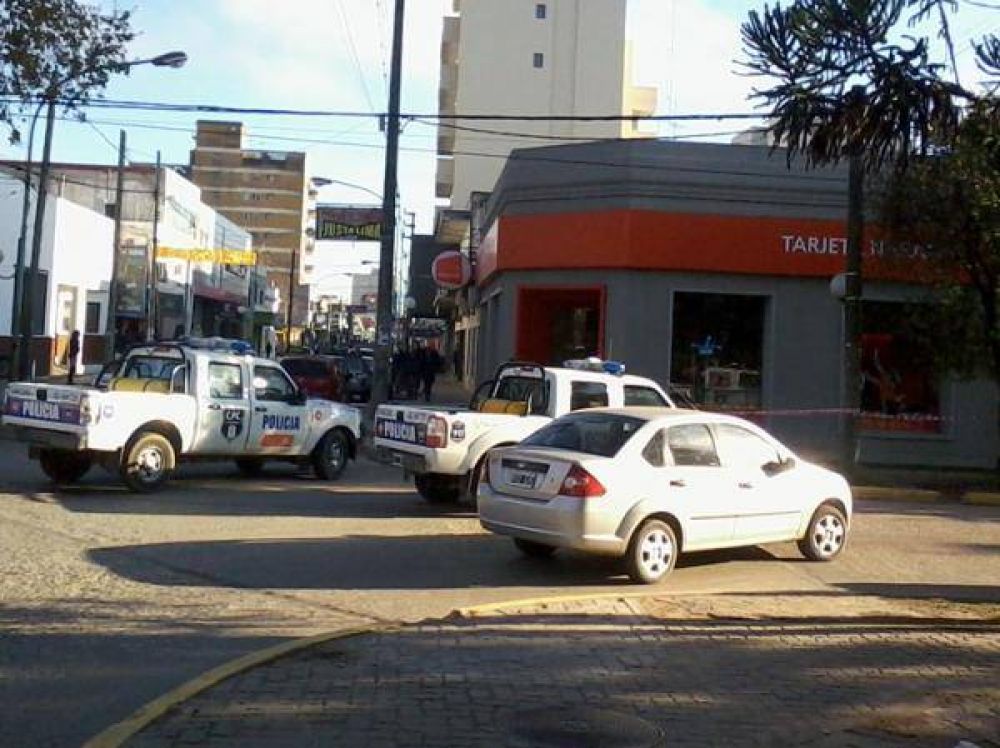 Robo con rehenes en Tarjeta Naranja, el delincuente logr� escapar