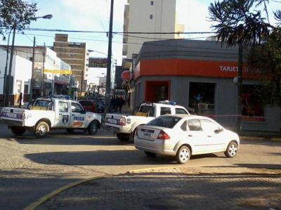 Robo con rehenes en Tarjeta Naranja, el delincuente logr� escapar