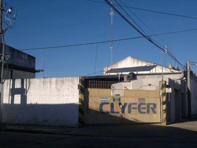 Proyecto de energ�a renovable: paneles solares en funcionamiento