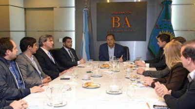 Con un gui�o al kirchnerismo, Scioli recibi� a Los Oktubres
