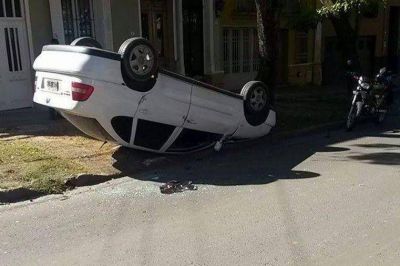 Pudo ser una tragedia: un auto provoc� un choque en cadena y volc� en calle San Lorenzo