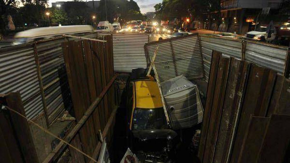 Un taxi cay� en un pozo en plena avenida Figueroa Alcorta: dos heridos