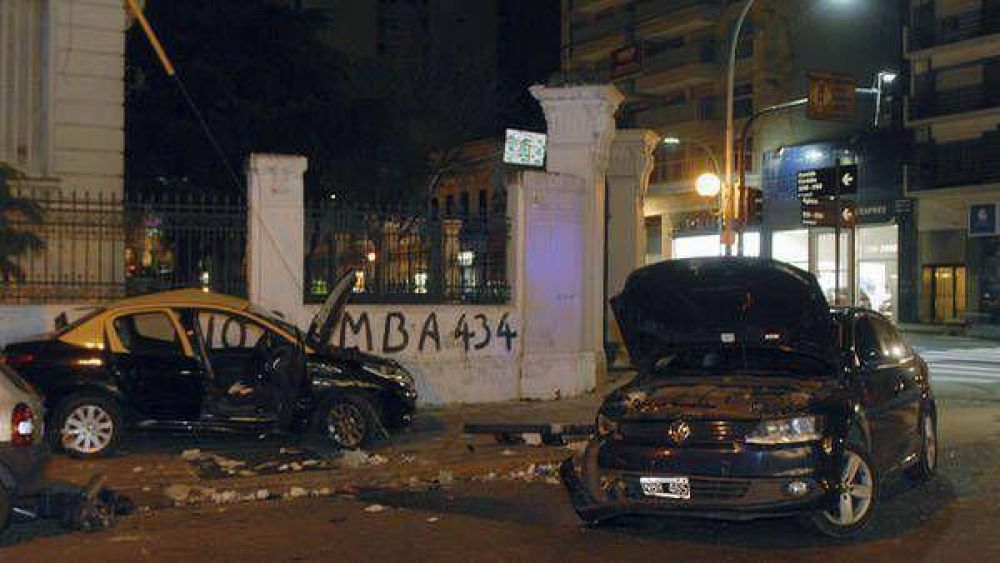 Robaron parte de un sem�foro y generaron un violento choque
