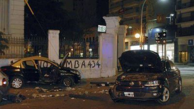 Robaron parte de un sem�foro y generaron un violento choque