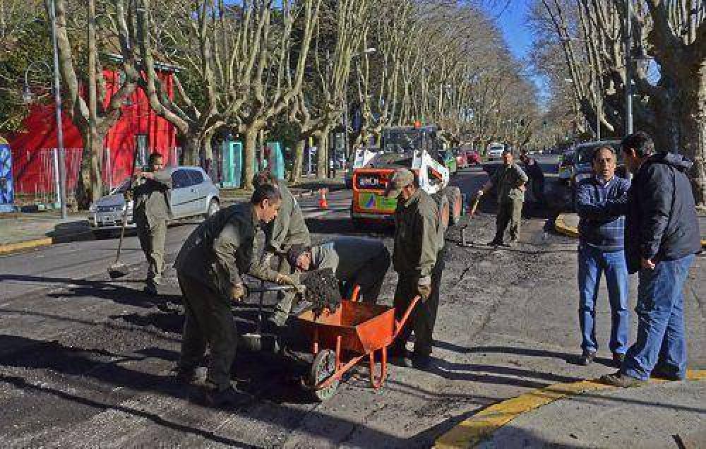 Comenzaron los trabajos de bacheo sobre Av. Libertador con nueva m�quina fresadora