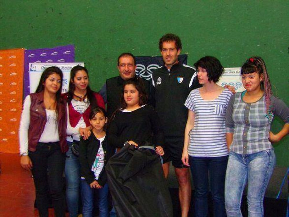 Luis Vivona encabez un encuentro de Hockey Social en el CeNARD