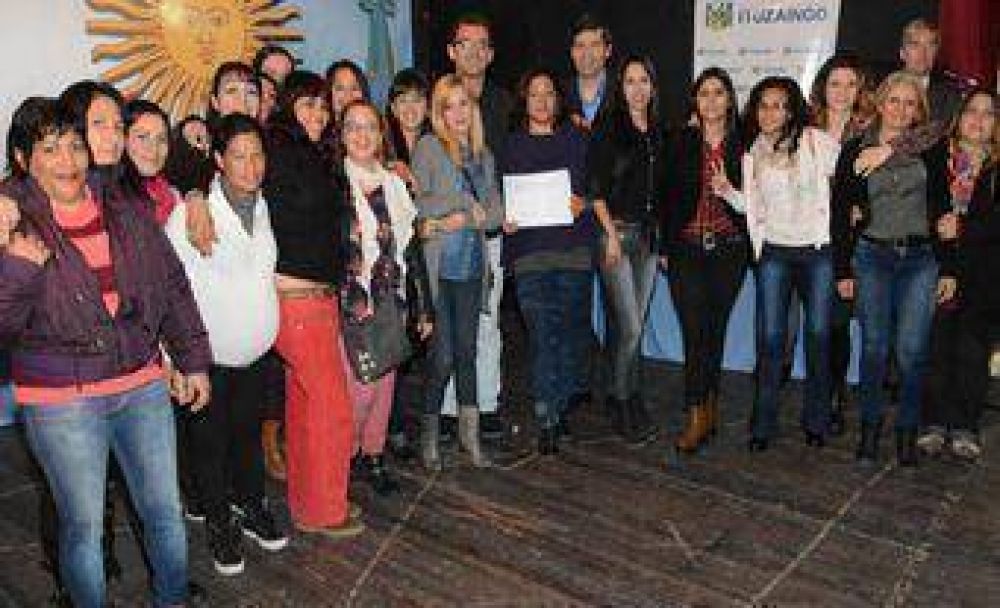 Entregaron diplomas a los egresados del Plan FINES 2014