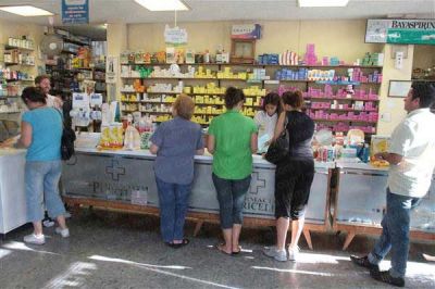 Buscan frenar el cobro extra en las farmacias de turno 