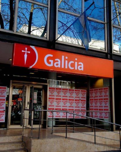 Empapelan las sucursales del Banco Galicia y denuncian que �No cumple con la Ley� 