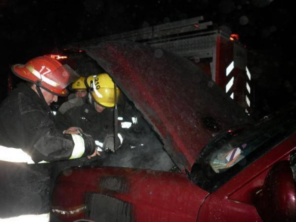 Incendio en el motor de una camioneta